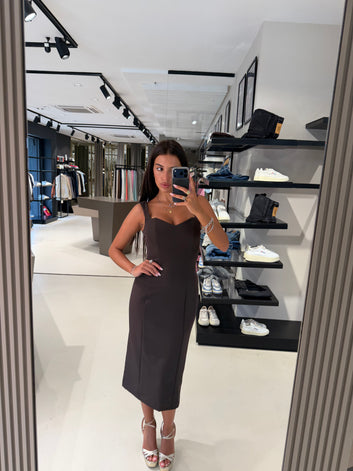 Abito marrone con scollo sagomato – Silence