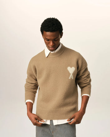 Maglione girocollo Ami de Cœur in alpaca beige – Ami Paris