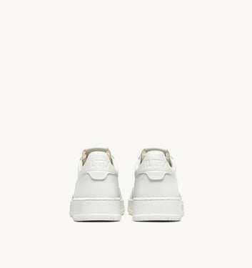 SNEAKERS MEDALIST LOW IN PELLE BIANCA CON LETTERING – Autry