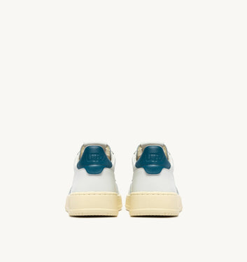 SNEAKERS MEDALIST LOW IN PELLE BIANCA E MALLARD BLUE – Autry