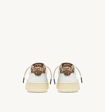 SNEAKERS MEDALIST LOW IN PELLE BIANCA E SUEDE LEOPARD – Autry