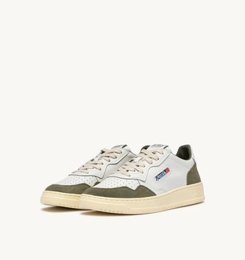 SNEAKERS MEDALIST LOW IN PELLE BIANCA E SUEDE SMOKED GREEN – Autry